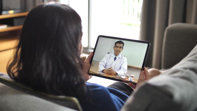 远程医疗，女子与医生视频通话