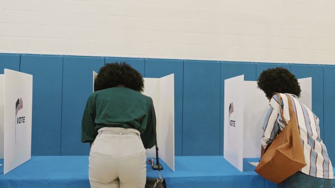 选举日在投票站投票的男女