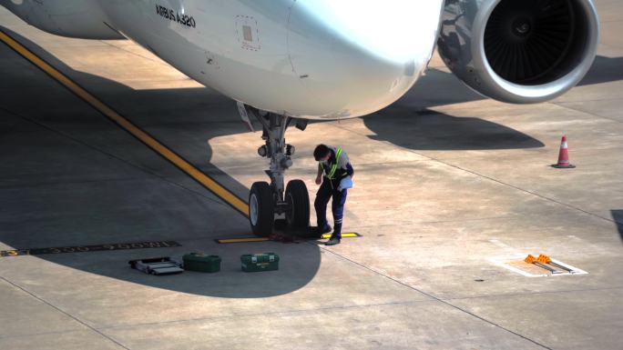 4K机场地勤机械师检测飞机空镜