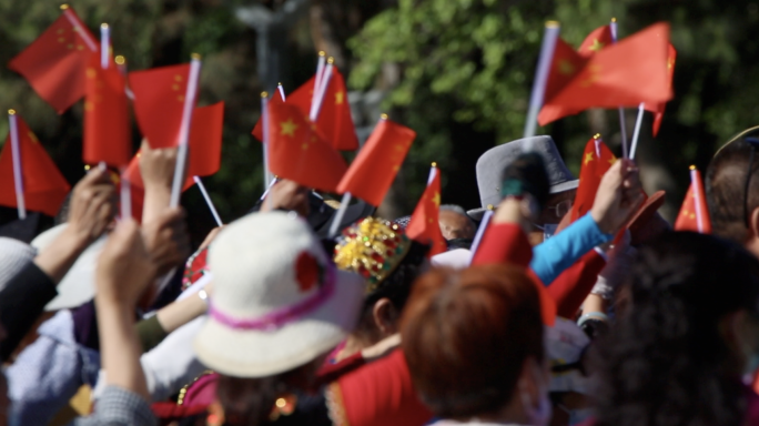 人群挥舞红旗摇动国旗100国庆我爱你中国