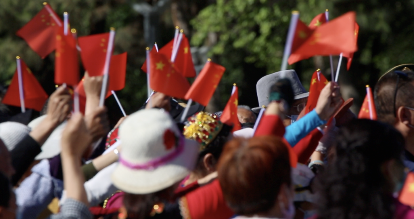 人群挥舞红旗摇动国旗100国庆我爱你中国