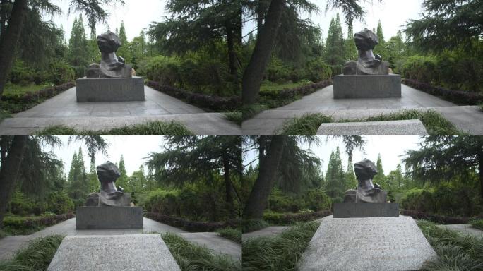 夏明翰故居雕像背影
