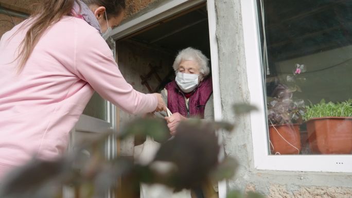 给老人送东西的女人