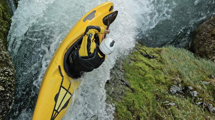 一艘皮艇划过瀑布挑战极限运动冲浪极限漂流