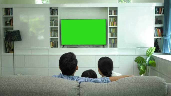 用绿色屏幕显示器观看电视的家庭