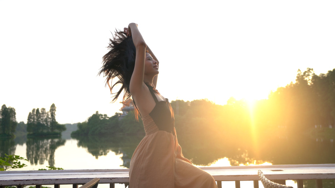 夕阳逆光美女撩头发