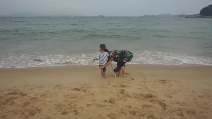 母子海边玩水