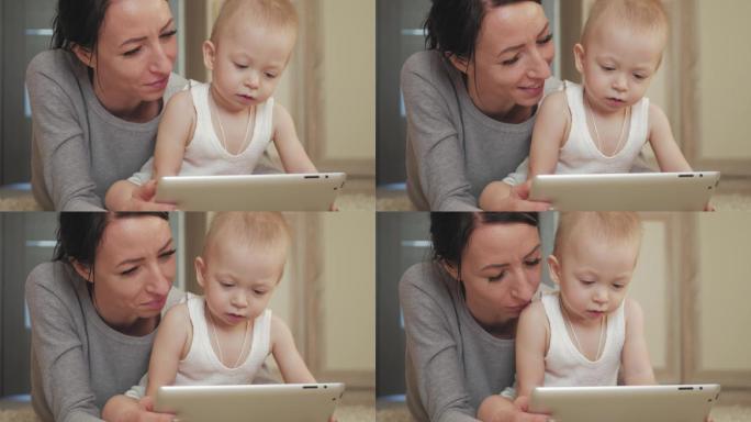 母亲和男婴在玩平板电脑