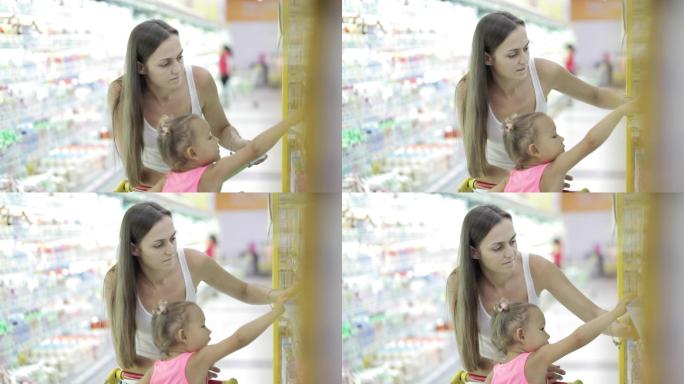 在超市选购奶粉的年轻女子