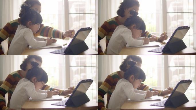 母亲与女儿在家参加在线课程