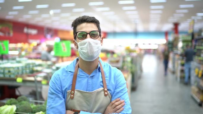 超市里戴着口罩的年轻员工
