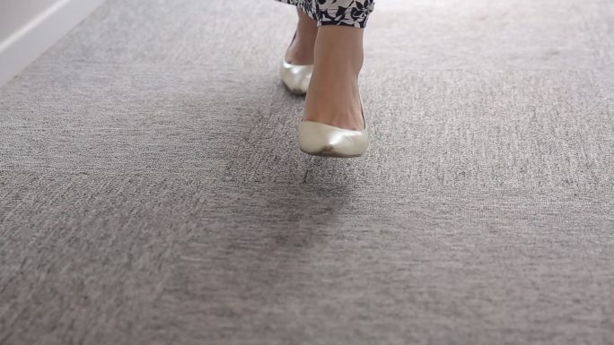 职场女性高跟鞋脚步 (2)