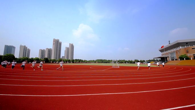 学校操场体育课跑步