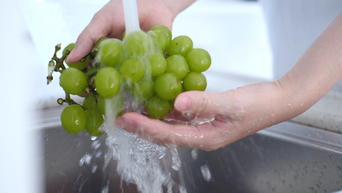 洗葡萄吃葡萄，阳光青提葡萄4k视频素材