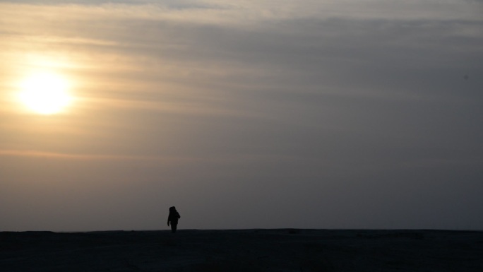 西部沙漠旅行徒步夕阳落日