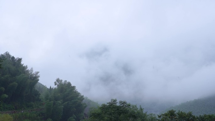 高山云雾缭绕延时屋檐云层景色延时