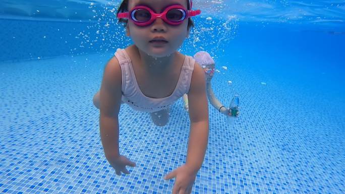 水之舞泳往直前 小女孩早教游泳训练欢合集
