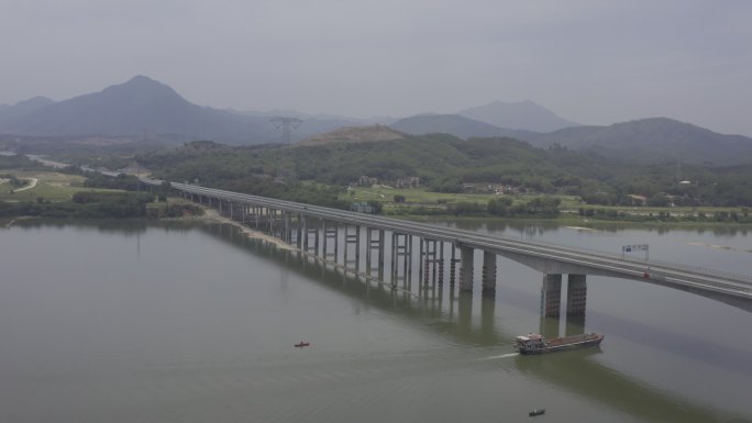 高速公路大桥 河流 船舶 山川 远景航拍