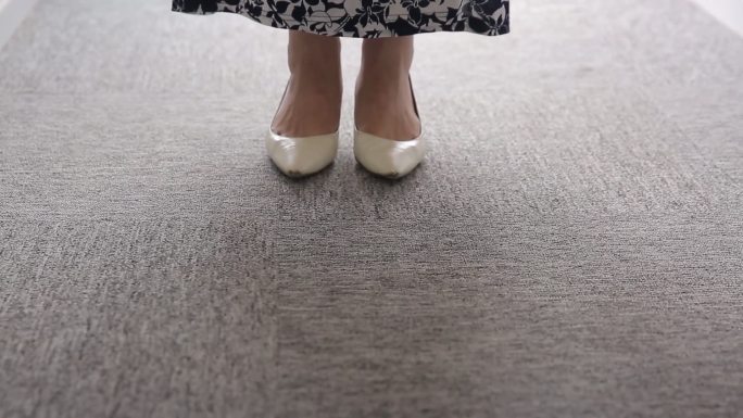 职场女性高跟鞋脚步 (3)