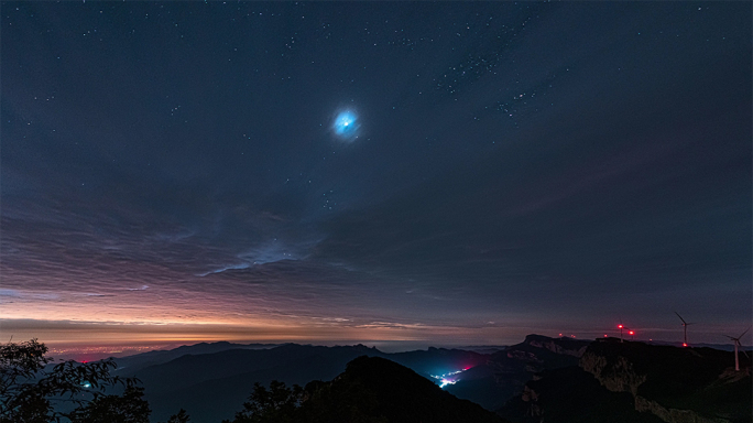 山地夜晚阴天云雾缭绕星空