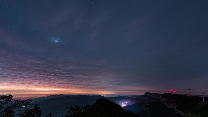 山地夜晚阴天云雾缭绕星空