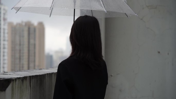 雨天撑伞看景的美女