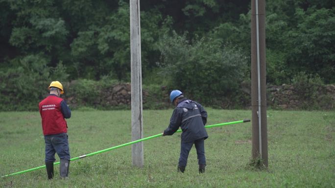 电力抢修人员工作06