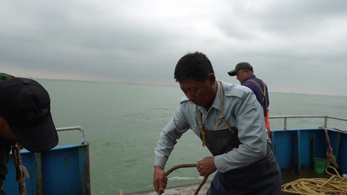 捕捞 出海 收网 渔船 船员 水手 横屏