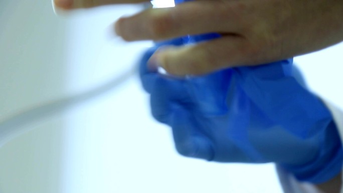 医生戴上手术手套特写镜头外科护具消毒杀菌