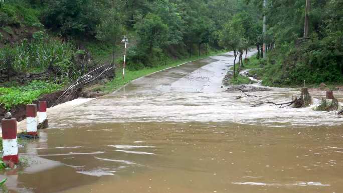 洪水漫过道路06