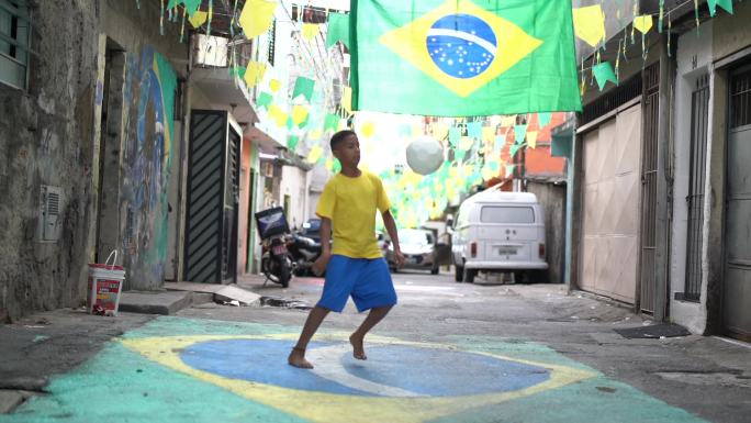 在街上踢足球的巴西小孩
