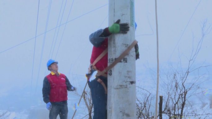 风雪中国家电网工人抢修农村电路S