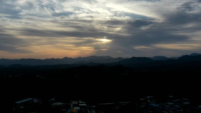 山地山区太阳光束穿过云层云彩延时日出