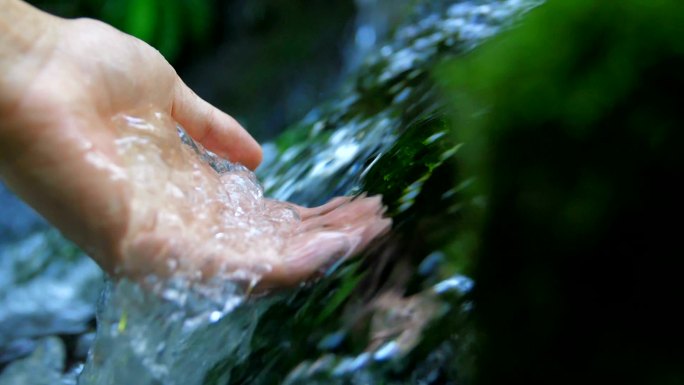 触摸清澈的溪水抚摸山泉流淌流动氧吧