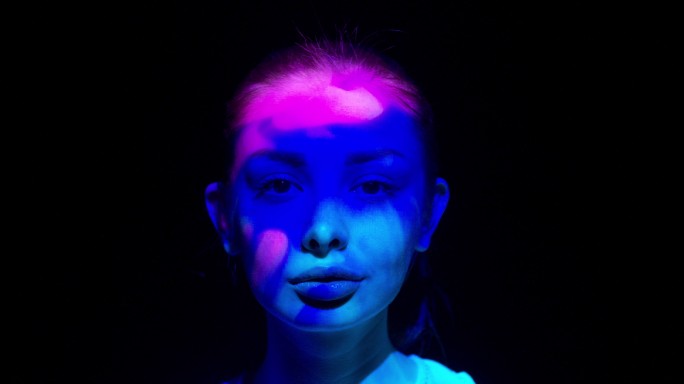 彩色灯光投影在女人脸上