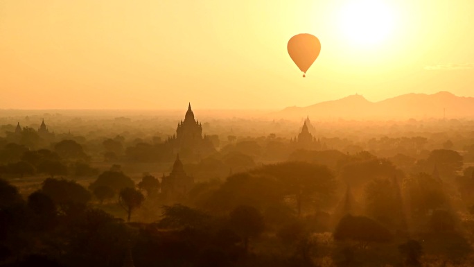 缅甸巴甘的古代佛教寺庙上空的气球。
