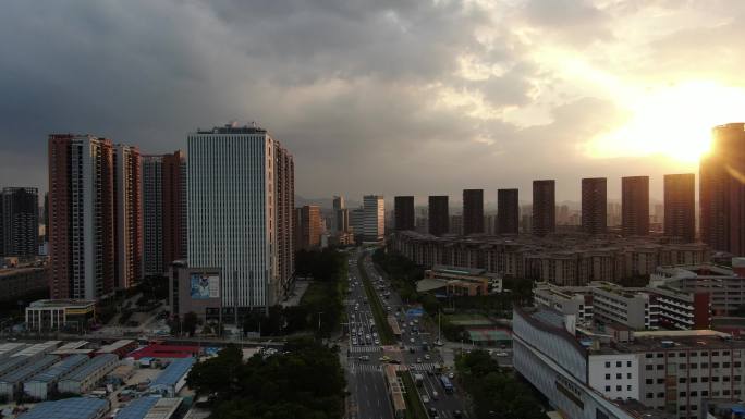 黄昏城市街道楼宇车流景象