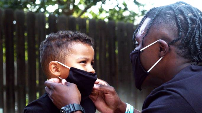 父亲给儿子带口罩传染病医疗保健和医疗