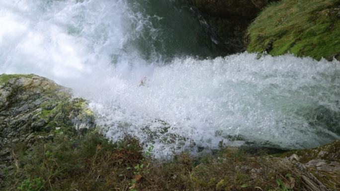 皮划艇运动员从瀑布中跌落