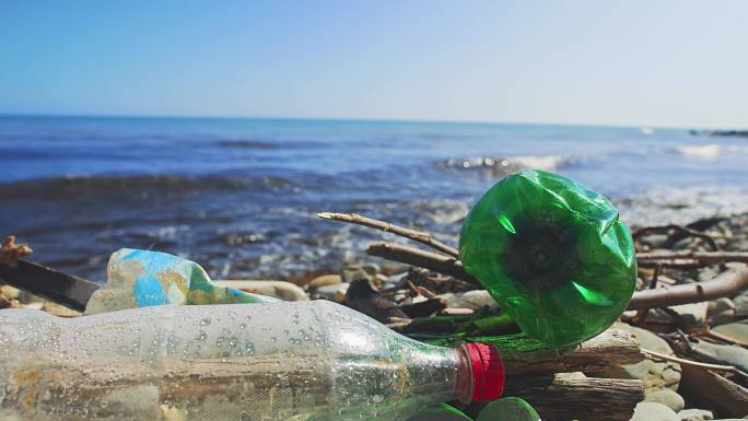 4K海边海洋沙滩垃圾塑料瓶环境污染