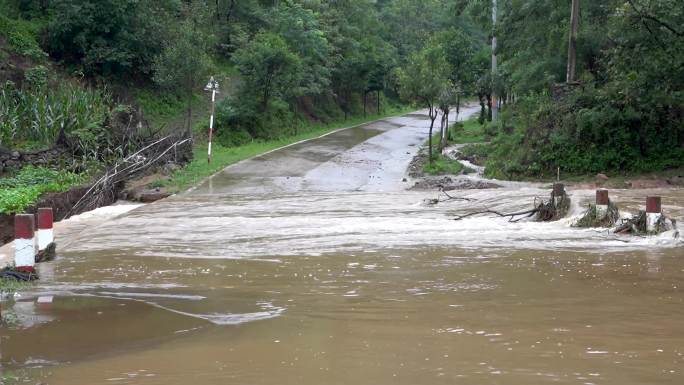 下雨洪水漫过道路06