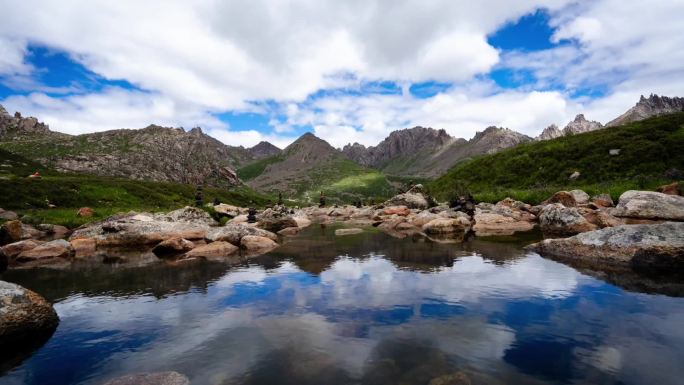 山峰水面倒影蓝天白云延时