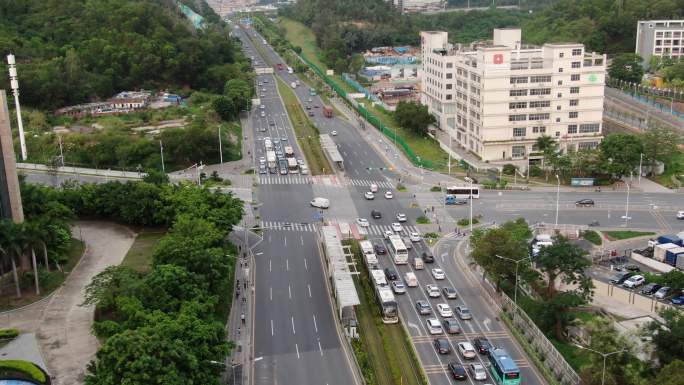 城市繁忙交通十字路口车流