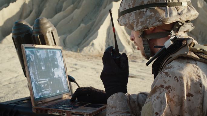 沙漠中的军事行动视频素材装备装甲战术训练