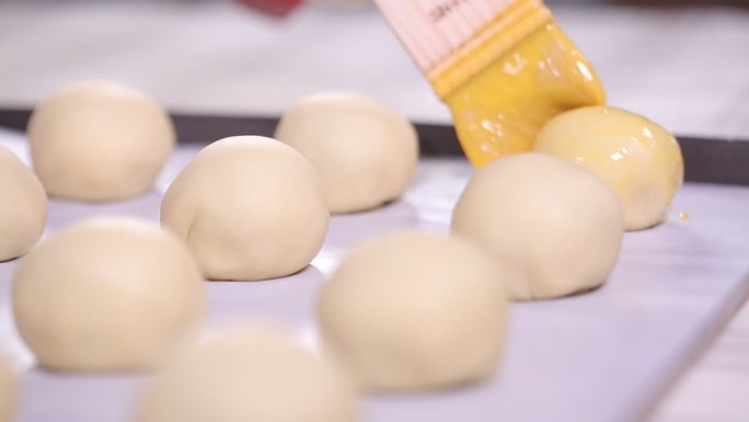蛋黄酥刷蛋液 (3)