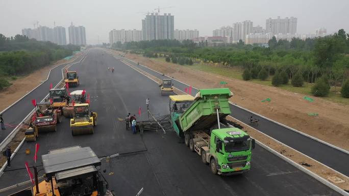 铺公路修路铺沥青柏油马路航拍实拍素材