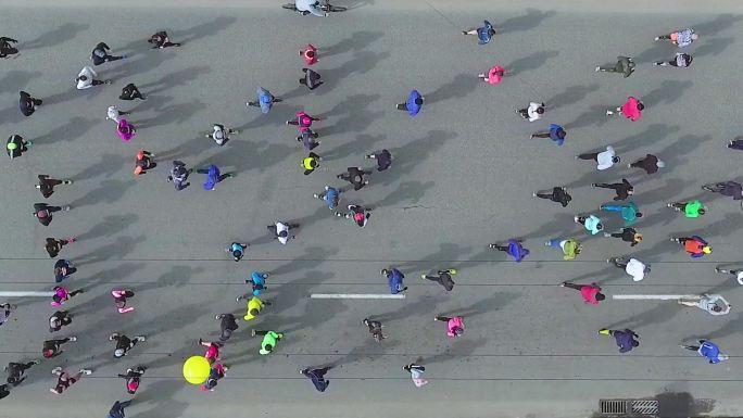 沥青路面上马拉松运动员自上而下的空中拍摄