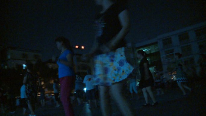 社区居民夜晚集体跳广场舞