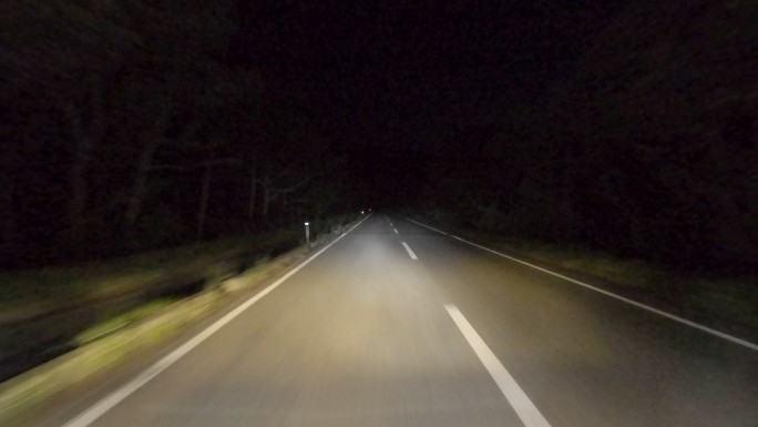 夜间驾驶汽车视角