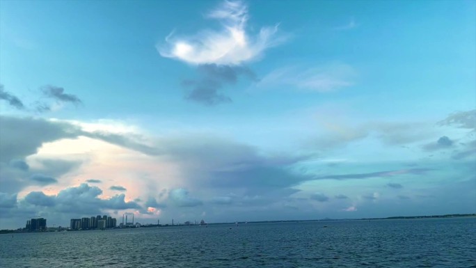 蓝天白云惬意的海滨城市